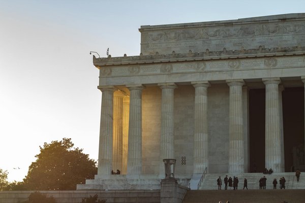Ciné au Château : Voyage Cinématographique de Marie Antoinette aux Aventures de James Bond au Palais de Versailles